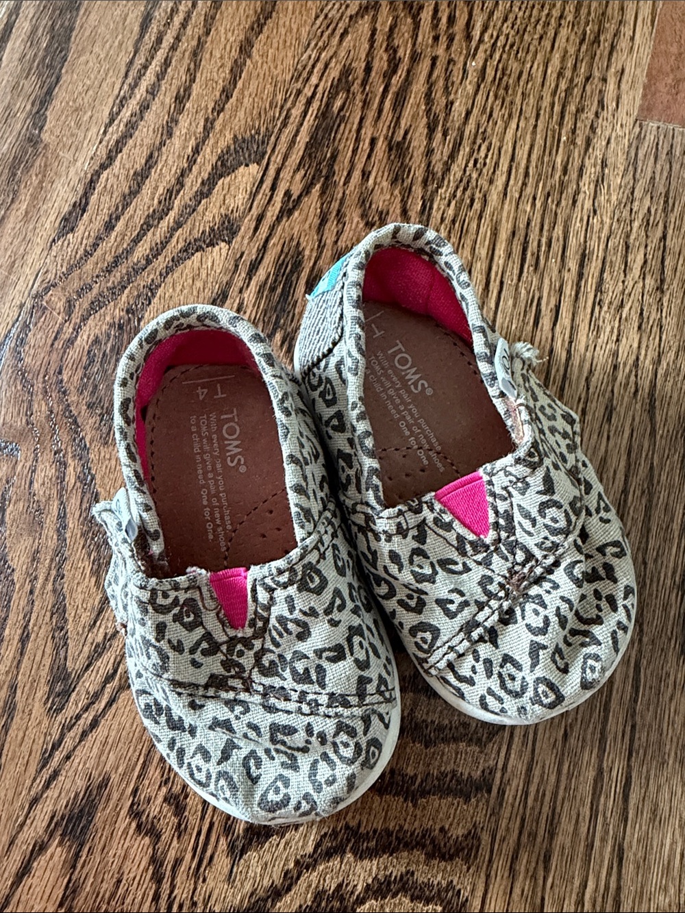 Toddler Baby girl Tom’s sneakers